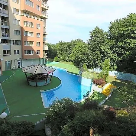 Cosy With Pool & Near 4* Βάρνα
