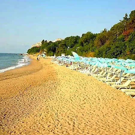 Cosy With Pool & Near 4* Βάρνα